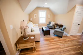Sunburst House Apartment - Image 2