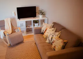 1 cosy bedroom apartment + undercover carpark - Image 1
