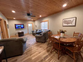 “Private Pinecone Cabin”, near I-57 & LOE! - Image 3