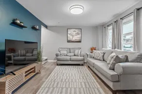 Modern townhouse 2 Bedrooms, King Bed, parking - Image 2