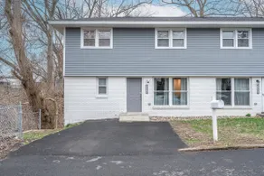 Modern townhouse 2 Bedrooms, King Bed, parking - Image 3