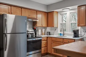 Modern townhouse 2 Bedrooms, King Bed, parking - Image 4