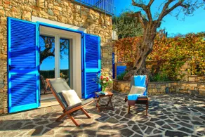 Relax with a pool, jacuzzi, A/C, e-bike, and Wi-Fi - Image 4