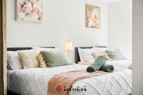 Comfort Airport Bliss-4 Bedroomsx3 Bathrooms - Image 2