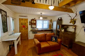 CABIN, Mirror Lake (Lake Muskoka) Caledonia House - Image 5