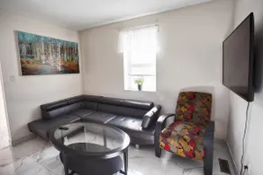 Superb location, walk to everything. Free parking - Image 3