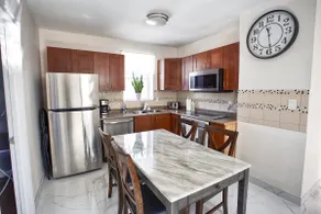 Superb location, walk to everything. Free parking - Image 2