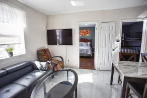 Superb location, walk to everything. Free parking - Image 5
