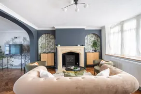Seafront Retreat: Opulent 4BR Haven for Big Groups - Image 3