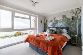 Seafront Retreat: Opulent 4BR Haven for Big Groups - Image 4