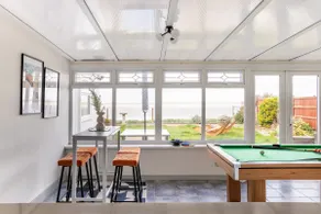 Seafront Retreat: Opulent 4BR Haven for Big Groups - Image 5