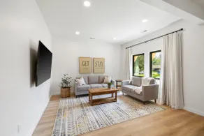 Family Friendly Lakeside Ave - Image 2