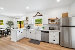 Family Friendly Lakeside Ave - Image 4