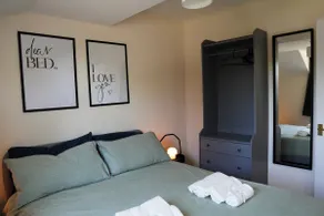 Cosy Apartment with Office & Parking in Cranfield - Image 2