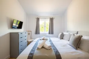 Goodwood - Modern Stay in Cotswolds with Hot Tub - Image 5