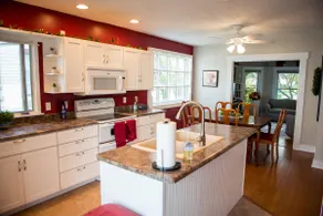 Charming Three-Bedroom House - Image 5