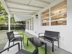 3 Bedroom - Backyard And Pool Table Close To Beach - Image 5