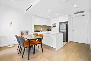 Sleek Urban Lifestyle Retreat in Heart of Rhodes - Image 5