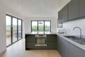 Two bedroom house with far-reaching country views - Image 5