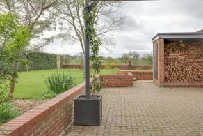Two bedroom house with far-reaching country views - Image 3