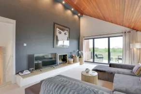 Two bedroom house with far-reaching country views - Image 2