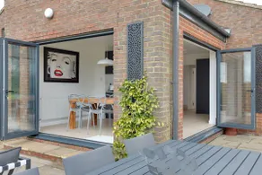 Two bedroom house with far-reaching country views - Image 4