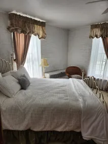 Apt. 1 - 1qu bed, 1ba - Image 2