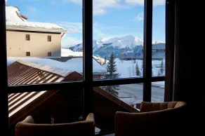 Mountain Views & Modern Comforts - Image 5