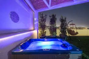 Sea Breeze Suite with Jacuzzi - Image 2