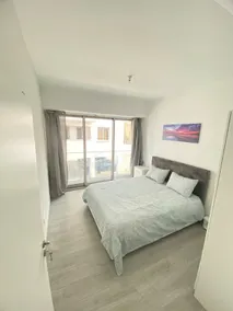 Stylish Central 1BR | Free Parking | Quiet Area - Image 3