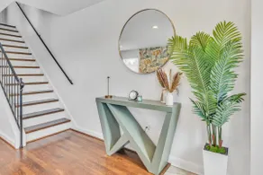 Tropical Style Oasis with Modern Comfort - Image 4