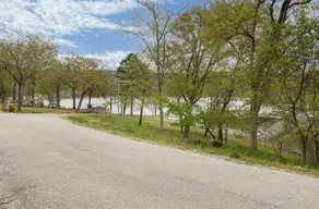 Peaceful 2BR Lakefront Home Full Kit/Game Room - Image 3