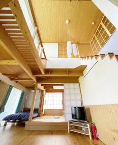 A house in an apple orchard. Stay in a cafe-like atmosphere in a refreshing open living room. - Image 2