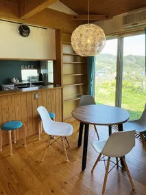 A house in an apple orchard. Stay in a cafe-like atmosphere in a refreshing open living room. - Image 5