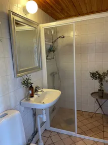 Guest house in lush garden - Image 4