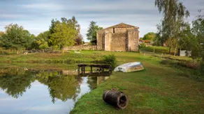 Unusual waterfront hut - Image 2