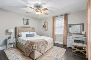 Quaint house, king bed 2min from down town - Image 2