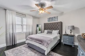 Quaint house, king bed 2min from down town - Image 3
