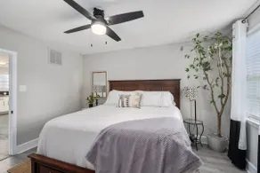 Quaint house, king bed 2min from down town - Image 5