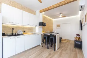 A 30-minute walk to downtown, comfortable and modern. - Image 5