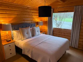 Log Cabin ‘Beech’ in Exeter, Devon - Image 3