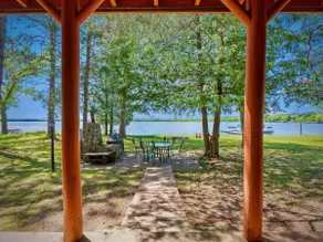 Nick's Lakeside Lodge - Image 4