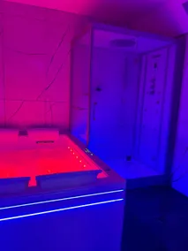 Romantic Suite with Hot Tub & Steam Room – Love Room - Image 5