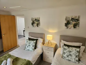 Redcot Gd Contractor/family home - Image 3
