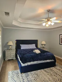 Huge 5 Bedroom Home With KING Bed & Hot Tub - Image 2