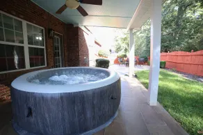 Huge 5 Bedroom Home With KING Bed & Hot Tub - Image 3
