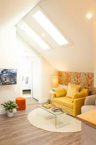 Sunny Spot with Private Parking - Image 2