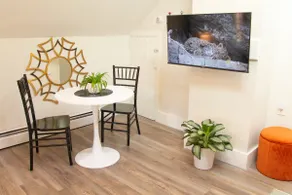 Sunny Spot with Private Parking - Image 4