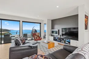 Beachside Luxury Villa - Expansive Panoramic Vistas - Image 2