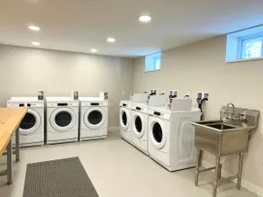 Modern Apartment near Downtown - Image 3